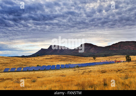 Array di massa su pannelli solari fornire elettricità a Wilpena Pound in un centro di Flinders Ranges National Park in isolamento Foto Stock