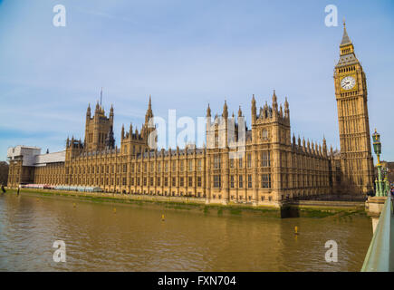 Una vista di lato del Palazzo di Westminster a Londra durante il giorno. Vi è spazio per il testo Foto Stock