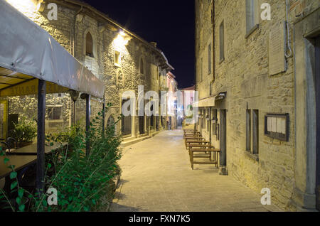 Vista notturna di una strada medievale nel centro storico della Repubblica di San Marino Foto Stock