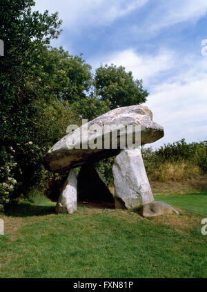 Guardando NE presso la camera di sepoltura montanti e a forma di cuneo capstone di Carreg Coetan Arthur chambered neolitico tomba, Pembrokeshire. Foto Stock