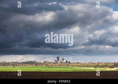 Nuvole temporalesche sulla Cattedrale di Ely nel Cambridgeshire Fens Foto Stock