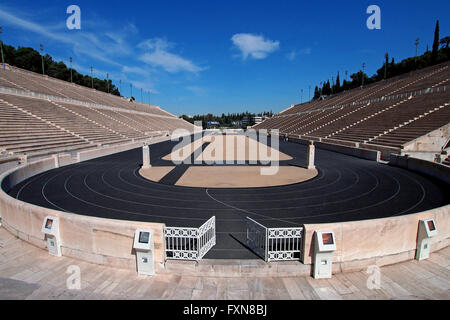 Un ampio angolo di visione della pista e area con posti a sedere in Panathenaic stadio Olimpico di Atene in Grecia. Foto Stock