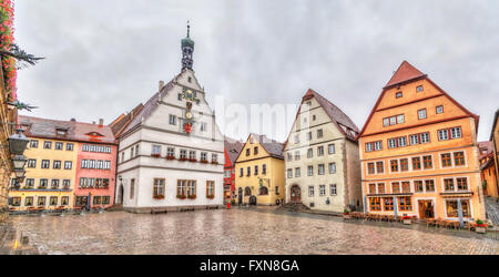 Marktplatz - la piazza principale di Rothenburg ob der Tauber con effetto HDR, Baviera, Germania Foto Stock