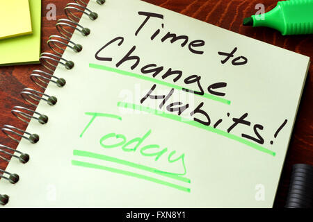 Il tempo per cambiare le abitudini oggi scritte su un blocco note. Concetto di motivazione. Foto Stock