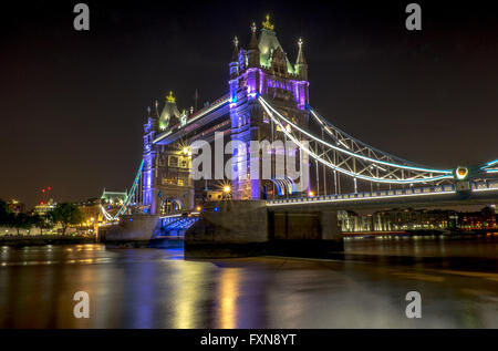 Notte Tempo immagine della London Tower Bridge Foto Stock