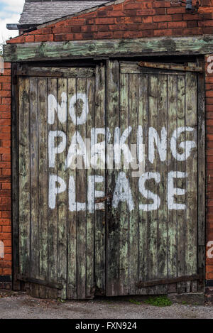 Parcheggio non si prega di dipinto sulla porta del garage Foto Stock