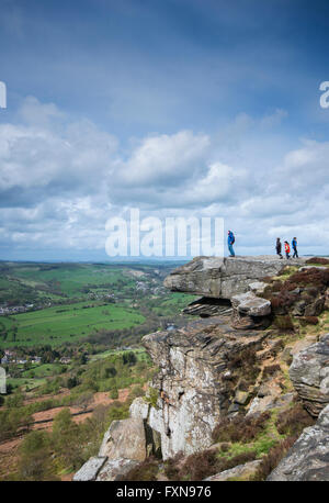 Gli escursionisti sul bordo Curbar nel Parco Nazionale di Peak District nel Derbyshire, England, Regno Unito Foto Stock