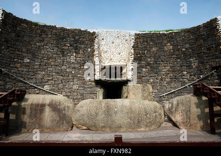 Dettaglio del Newgrange nella Boyne Valley è un anno 5000 vecchia tomba di passaggio. Co. Contea di Meath, Irlanda Foto Stock