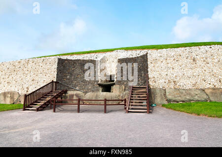 Dettaglio del Newgrange nella Boyne Valley è un anno 5000 vecchia tomba di passaggio. Co. Contea di Meath, Irlanda Foto Stock