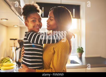 La madre e il bambino guardando Felice costeggiata sorridente, famiglia nero Foto Stock