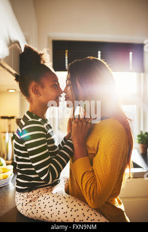 Mamma e Bambino amarsi kissing accarezzando Foto Stock