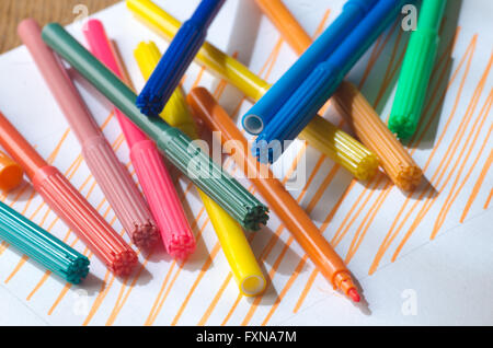 I marcatori di variopinti e foglio di carta bianco Foto Stock