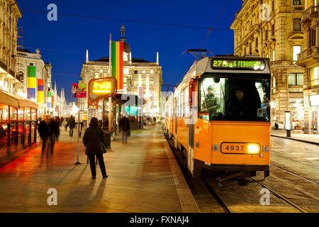 Milano, Italia - 24 novembre: Via Dante via commerciale con la gente di notte il 24 novembre 2015 a Milano, Italia. Foto Stock