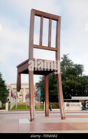 Ginevra, Svizzera - 28 novembre: sedia rotta un monumento vicino al palazzo delle Nazioni Unite con i turisti il 28 novembre 2015 a Ginevra Foto Stock