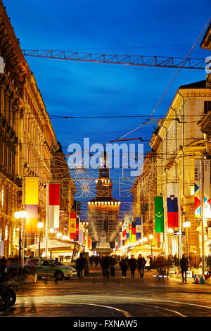 Milano, Italia - 24 novembre: Via Dante via commerciale con la gente di notte il 24 novembre 2015 a Milano, Italia. Foto Stock