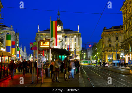 Milano, Italia - 24 novembre: Via Dante via commerciale con la gente di notte il 24 novembre 2015 a Milano, Italia. Foto Stock