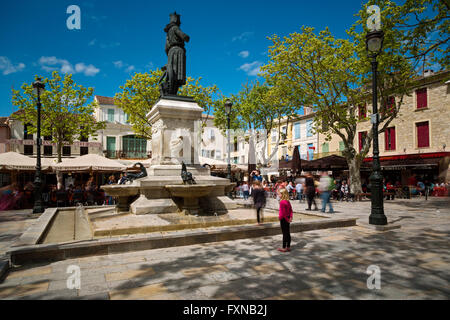 Terrazza, Place Saint Louis, Aigues Mortes, Gard, Francia Foto Stock