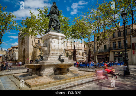 Terrazza, Place Saint Louis, Aigues Mortes, Gard, Francia Foto Stock