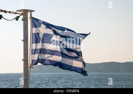 Bandiera Greca su un palo contro il cielo blu Foto Stock