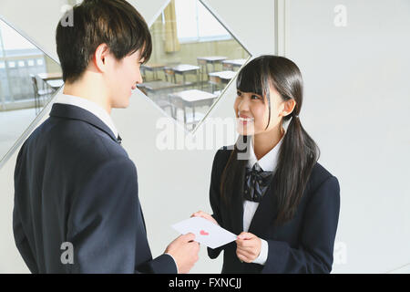 Giapponese di alta scuola studente dare amore lettera Foto Stock