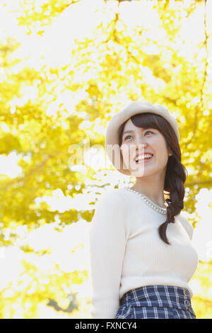 Giovane donna giapponese in un parco della città Foto Stock