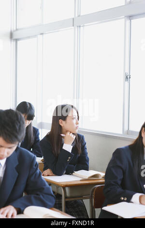 Giapponese di alta scuola di studenti durante una lezione Foto Stock