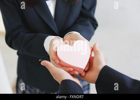 Giapponese di alta scuola studente dando presente Foto Stock