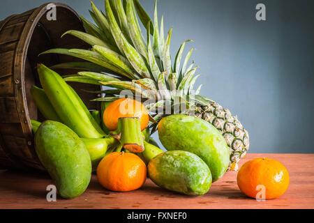 Frutta fresca sono messi insieme su un tavolo di legno. Foto Stock