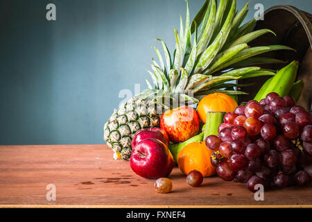 Molti frutti messi insieme su un di legno Foto Stock