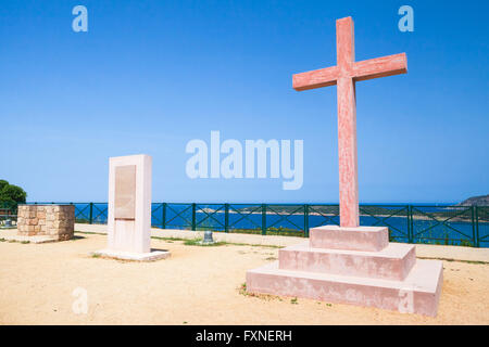 Red croce di pietra vicino al San Spiridione chiesa sulla costa mediterranea francese isola di Corsica. Corse-du-Sud del dipartimento della Francia Foto Stock