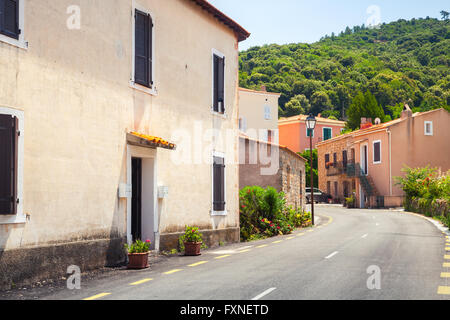 Empty street di Piana comune in un giorno di estate. La Corsica, Francia Foto Stock