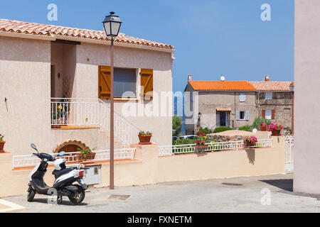 Street View di Piana comune in una luminosa giornata estiva. La Corsica, Francia Foto Stock
