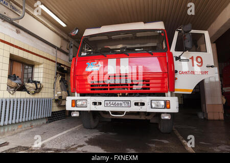 San Pietroburgo, Russia - Aprile 9, 2016: vista anteriore del Kamaz 43253 carrello. Russo moderno motore fire con porta aperta si erge in abete Foto Stock