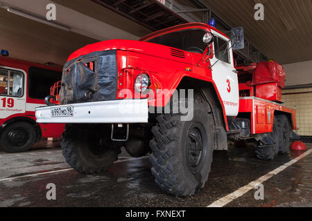 San Pietroburgo, Russia - Aprile 9, 2016: scaletta della piattaforma girevole camion dei pompieri AL-30. ZIL 131 russo rosso fuoco motore Foto Stock