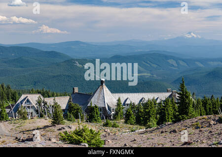 Vista della parte posteriore del centro storico di Timberline Lodge sul Monte Cofano. Mt Hood National Forest, Oregon Foto Stock