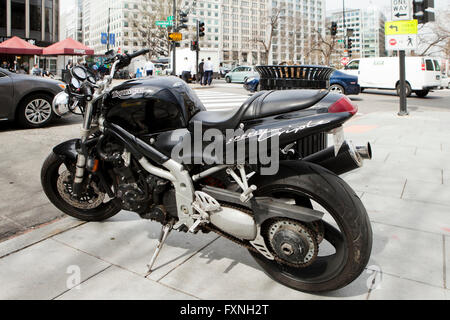 Triumph Speed Triple moto parcheggiata sul marciapiede - Washington DC, Stati Uniti d'America Foto Stock