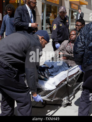 DC Fire & EMT team risponde ad una persona in difficoltà sul marciapiede - Washington DC, Stati Uniti d'America Foto Stock