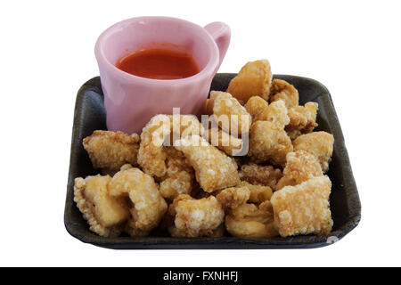 Frittura di cotenne di maiale con salsa. snack alimentare in Thailandia Foto Stock