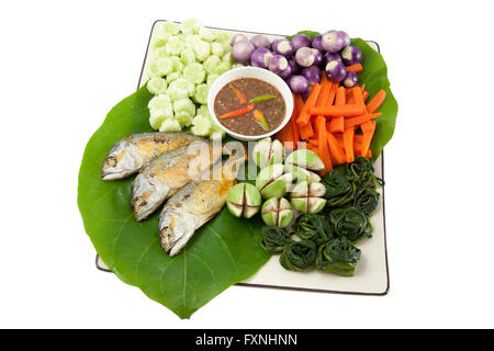 Sgombro fritto e salsa di peperoni, verdure fresche.it il cibo tailandese. Foto Stock