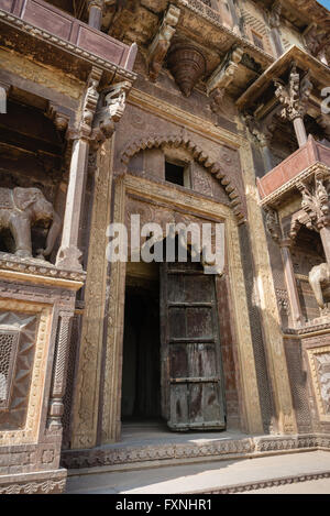 La facciata interna di Jahangir Mahal, Orchha, India Foto Stock