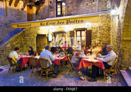 La cena godendo la cena al di fuori di un ristorante a Sarlat-la-Canéda nel sud-ovest della Francia Foto Stock