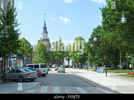 RAUMA, Finlandia sulla luglio 02, 2013. Vista di una strada nella Città Vecchia, edifici, chiesa e un parco. Torre in background. Editoriale Foto Stock