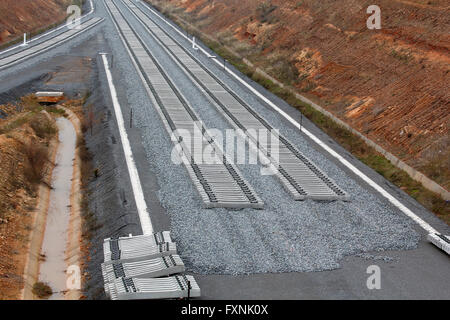 Stazione ferroviaria sulla costruzione, ghiaia e traversine ferroviarie Foto Stock