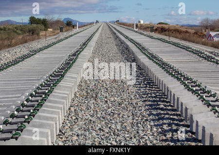 Stazione ferroviaria sulla costruzione, ghiaia e traversine ferroviarie Foto Stock