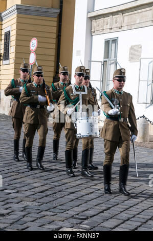 Cambio della guardia al Palazzo Sándor (: ungherese Sándor-palota) su Szent György tér,(Saint George Square) presso il Castello di Buda Foto Stock