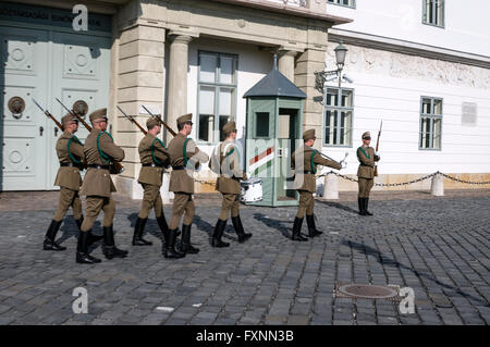 Cambio della guardia al Palazzo Sándor (: ungherese Sándor-palota) su Szent György tér,(Saint George Square) presso il Castello di Buda Foto Stock