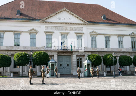 Cambio della guardia al Palazzo Sándor (: ungherese Sándor-palota) su Szent György tér,(Saint George Square) presso il Castello di Buda Foto Stock