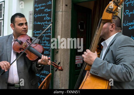 Un piccolo gruppo di musicisti gitani ungheresi suonano musica ungherese in un ristorante del Bastione dei pescatori al Castello di Buda h Foto Stock