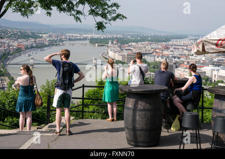 Ai visitatori di ammirare la vista dalla Cittadella sulla collina Gellert del Danubio sul lato Buda di Budapest in Ungheria. Il Cha Foto Stock