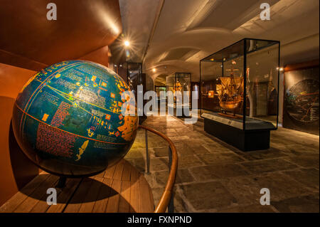 Italia Liguria Genova Galata Museo del Mare - Massa - piano stanza "Christopher Columbus un marinaio Genovese?" - Martin Behaim -nell'estate del 1492 ha creato un piccolo mondo chiamato Erdapfel - la terra del Apple. Considerato il più antico del mondo globe Foto Stock